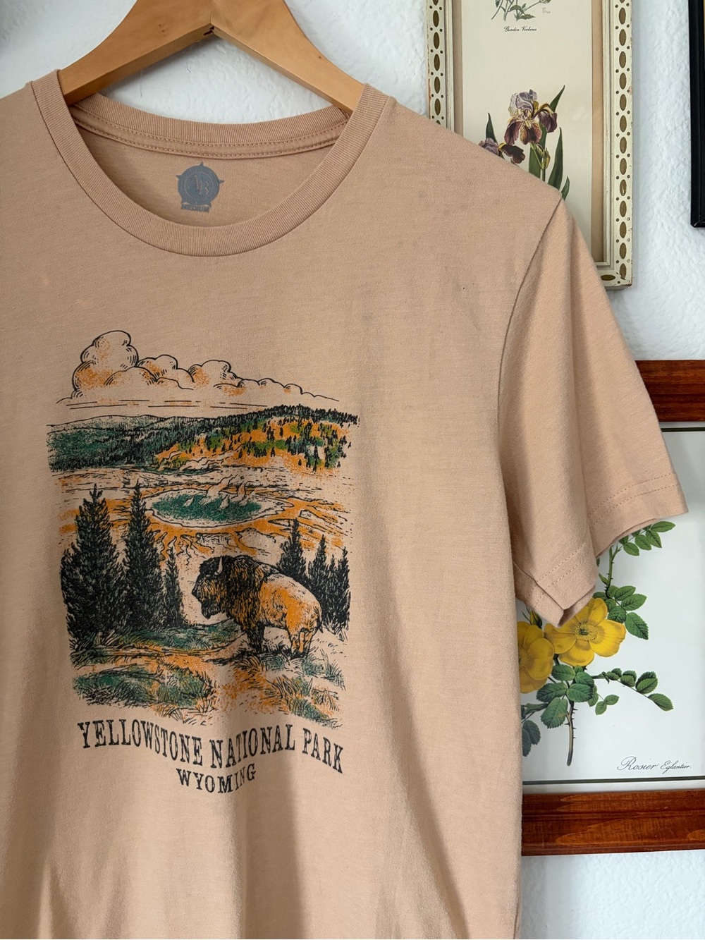 Yellowstone National Park Graphic Tee - Tan Medium flaws - Picture 2 of 8